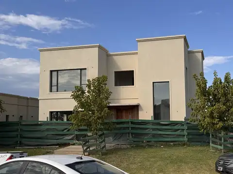 Casa a estrenar de 4 dormitorios en Naudir Escobar