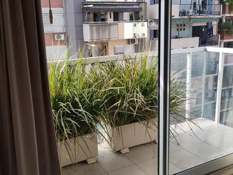 Monoambiente impecable con balcón y amenities en Caballito.