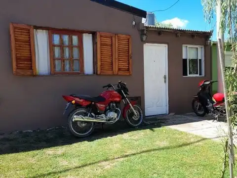 Casa en venta - 2 Dormitorios 1 Baño 1 Cochera - 290Mts2 - Las Flores