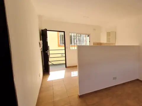 Depto Tipo Casa en Alquiler en Caseros, $ 330.000