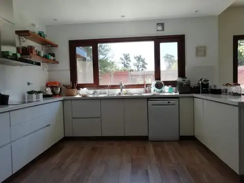 Casa 5 ambientes con 4 baños