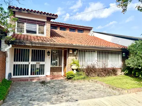 Martínez. Chalet. Lote de 10x30 en 2 Plantas. Jardín, Piscina, Quincho. 5 Dormitorios.