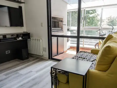 Departamento de 2 amb. en dúplex con balcón y parrilla