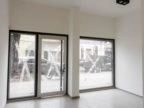 Local vidriado (posibilidad de cocheras) - Vera Mujica 835