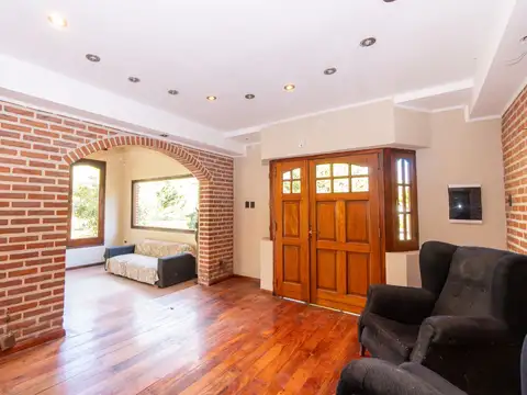 Casa 6 ambientes con 2 baños