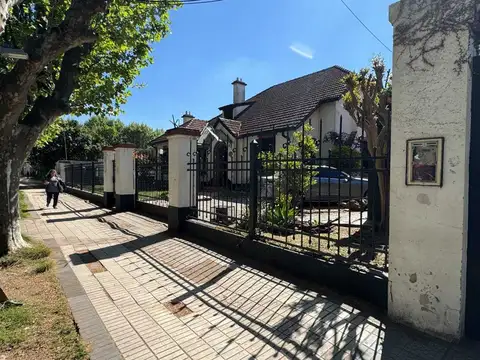 Casa 8 ambientes con 4 baños