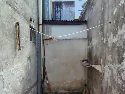 EN FOCO COMERCIAL – SIN EXPENSAS – CUATRO VIENTOS – BUEN ESTADO