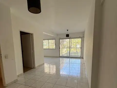 UN AMBIENTE LUMINOSO CON BALCON A LA CALLE YERBAL 700