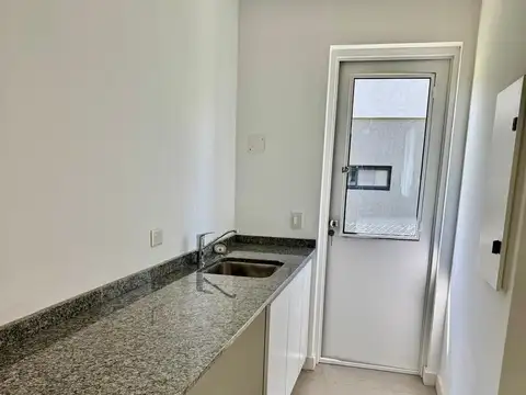 Casa en Alquiler con 6 cocheras