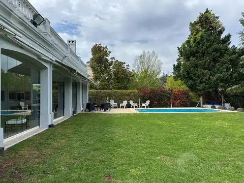 Casa en Venta con 4 cocheras