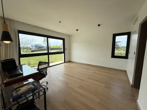 Casa en Alquiler con 6 cocheras