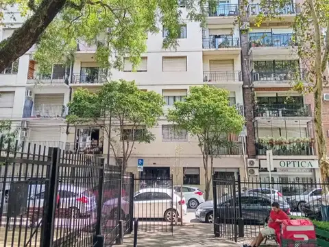 Se vende Depto de 3 amb en inmejorable ubicación, frente a la plaza, sobreBarrientos 1566 en Recoleta. Consulte!