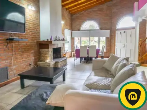 Casa en Venta con 2 cocheras