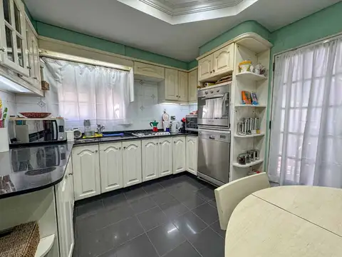 Casa 5 ambientes con 2 baños