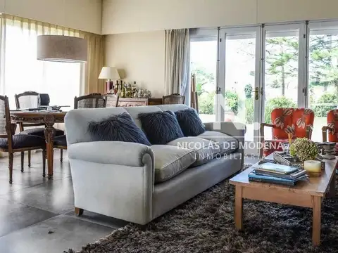 Casa 5 ambientes con 4 baños