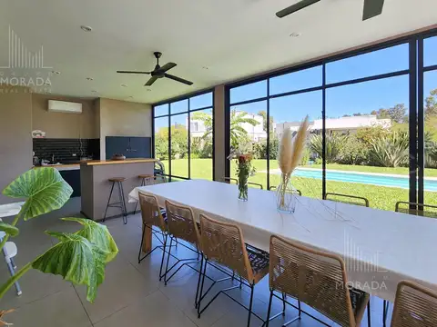 Casa en Venta con 3 cocheras