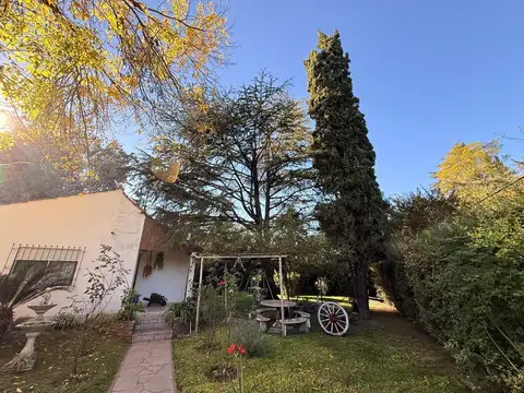 HERMOSA QUINTA DE 4 AMBIENTES SOBRE LOTE PARQUIZADO DE 1200MTS2
