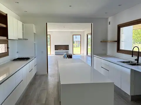 Casa en Venta con 4 cocheras