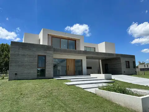 Excelente casa en B°Cdo El Milord, Pilará