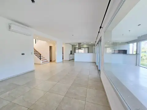 Casa 6 ambientes con 4 baños