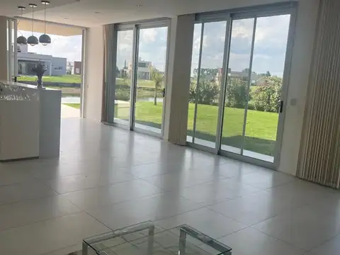 Casa en Alquiler en La Alameda, USD 2.200