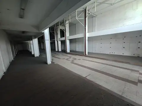 Local Comercial en  venta - Centro Comecial de I. Casanova, salida a dos calles