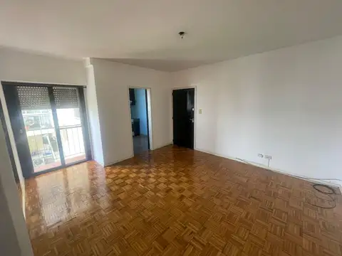 Excelente 2 ambientes ubicado sobre Av Maipu - BUEN ESTADO - MUY LUMIONOSO