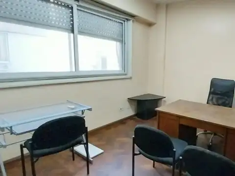 OFICINA 42mts CON MUEBLES, BAÑO Y KITCHENETTE