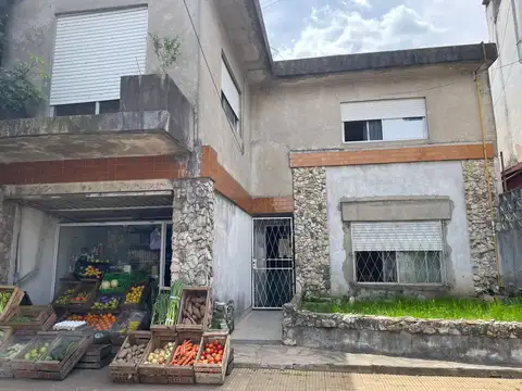 EXCELENTE CASA DE 5 AMBIENTES CON COCHERA.-