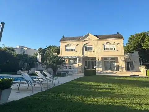 Casa en Venta en Abril Club De Campo, USD 1.500.000