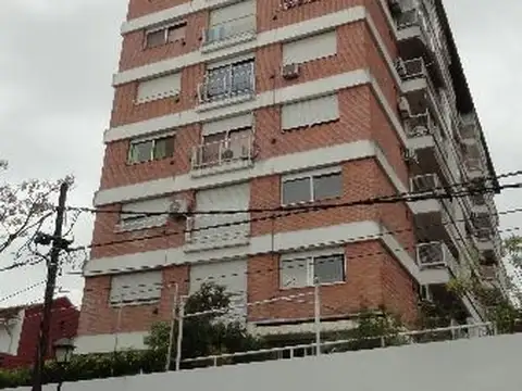 EXCELENTE UBICACIÓN. LUMINOSO MONOAMBIENTE CON COCINA SEPARADA, LAVADERO, BAÑO COMPLETO Y BALCÓN.