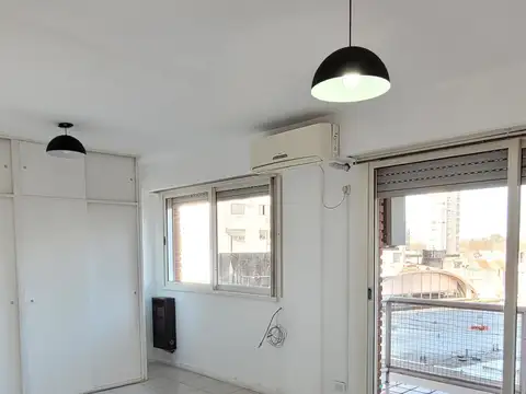 EXCELENTE UBICACIÓN. LUMINOSO MONOAMBIENTE CON COCINA SEPARADA, LAVADERO, BAÑO COMPLETO Y BALCÓN.