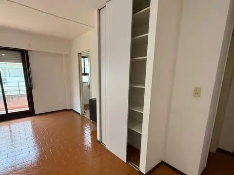 monoambiente amplio con cocina separada, balcon y dos placares