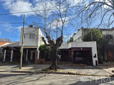 Venta casa 5 ambientes con cochera  en Bernal