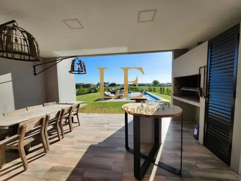 Casa en Venta con 3 cocheras