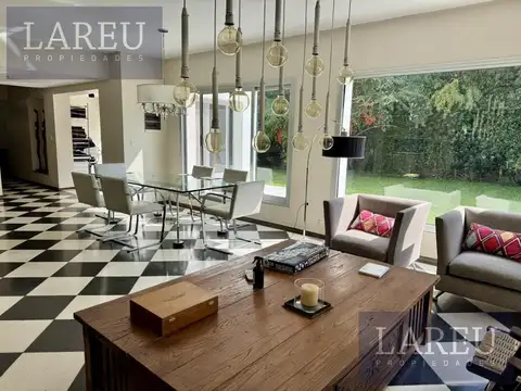 Casa en Venta con 3 cocheras