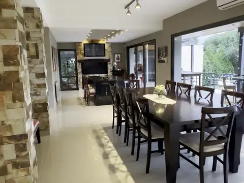 Casa en Venta con 4 cocheras