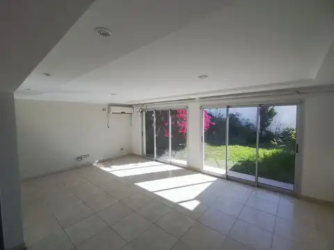 Casa 6 ambientes con 2 baños