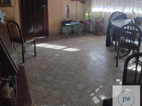 Casa 2 Dormitorios con Patio/Cochera | Excelente Ubicación | Lanús Este