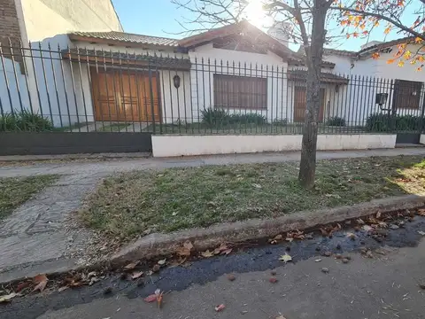 Casa Chalet  en Venta en Luján, G.B.A. Zona Oeste, Argentina