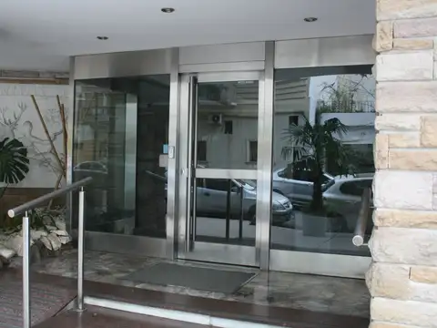 Excelente departamento de 4 ambientes al frente con dependencia de servicio y cochera. Muy buena construcción.