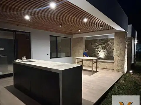 Casa en venta - 2 Dormitorios 2 Baños - 716mts2 - Cañuelas