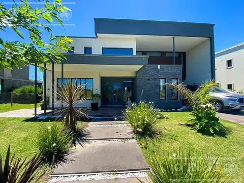 Excelente casa en venta en Barrio Villalobos Pueblos del Plata  Hudson!