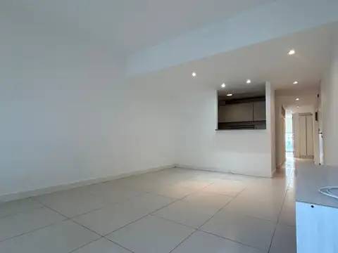 ALQUILO SEMI PISO DE DOS AMBIENTES SIN MUEBLES CON COCHERA.