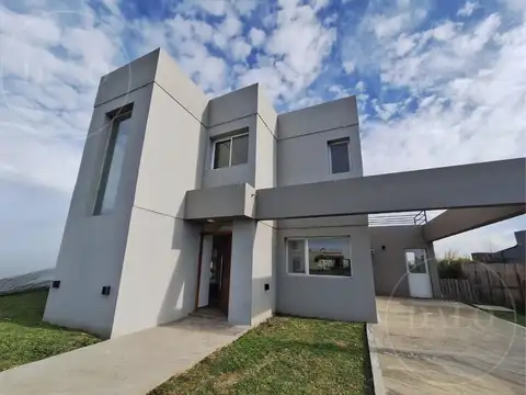 Casa en Alquiler con 2 cocheras