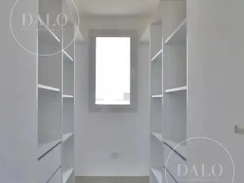 Casa en Alquiler con 2 cocheras