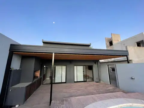Casa en Venta con 3 cocheras