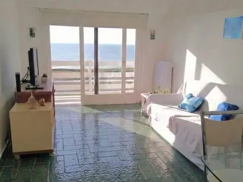 Departamento de 2 ambientes frente al mar con cochera