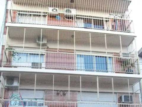 Departamento 4 ambientes con dependencia al frente con balcón y cochera cubierta.
