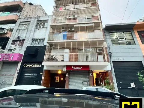 Departamento 4 ambientes con dependencia al frente con balcón y cochera cubierta.